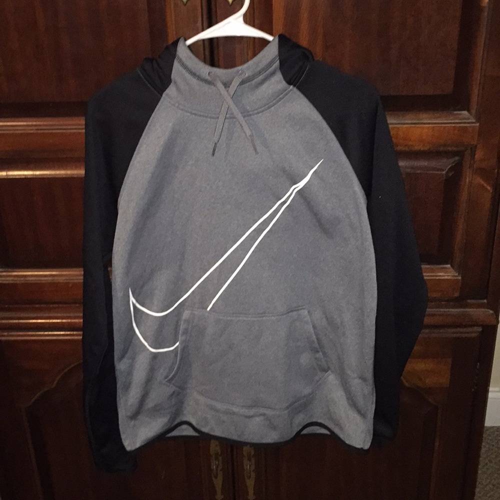Nike like new sweatshirt—fuzzy inside